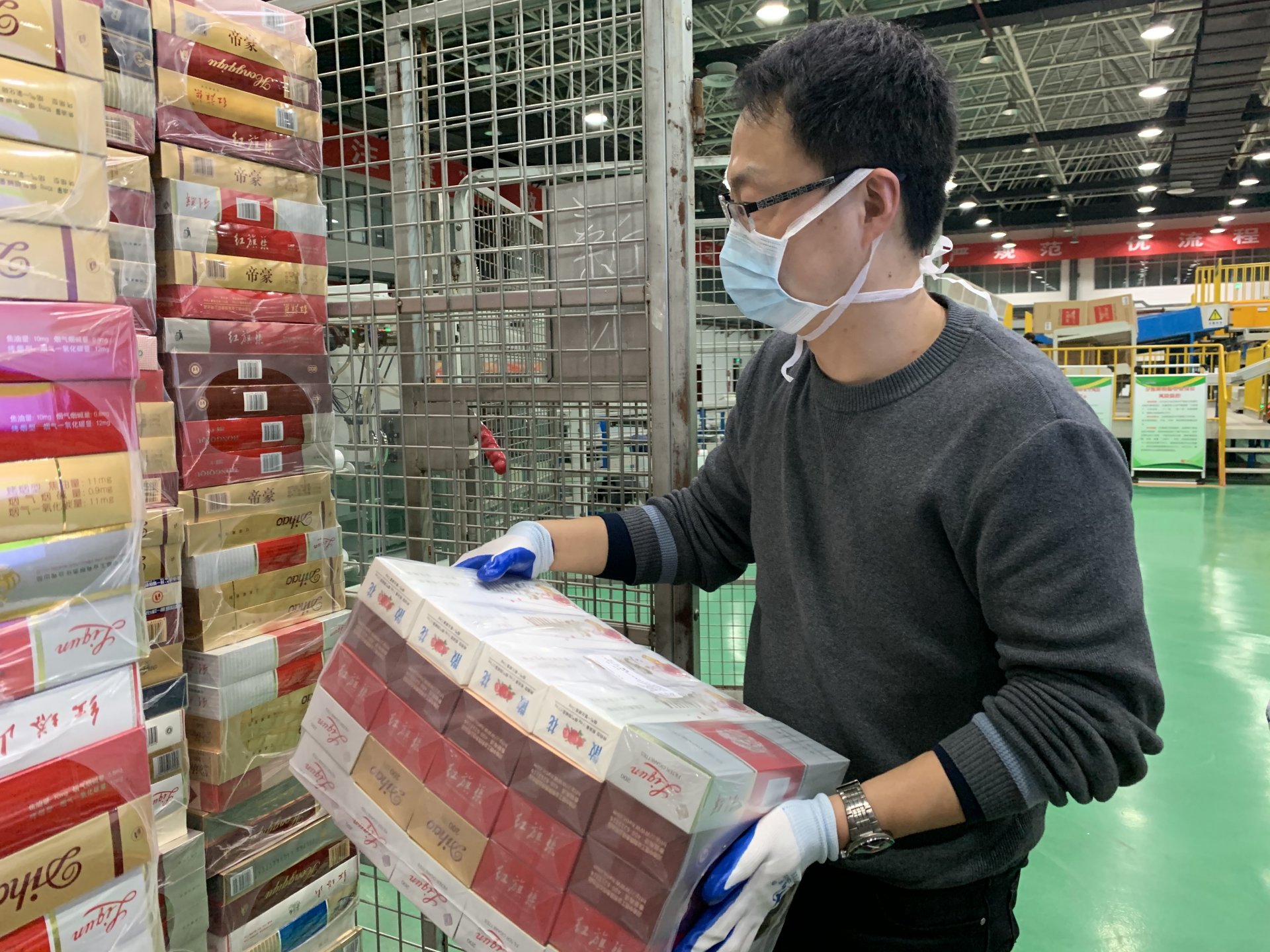 国内一箱香烟多少条 国内的一般大型卷烟厂都会生产一至两种