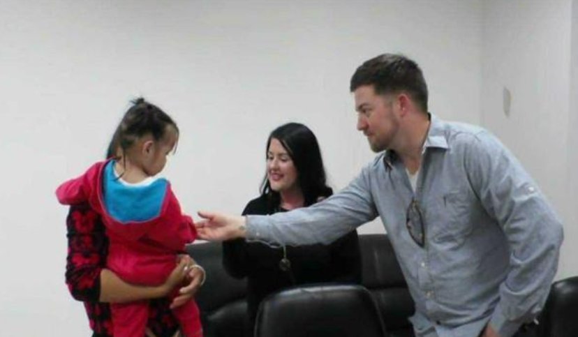 出生就被抛弃的“蓝眼睛”中国女孩,被美国人收养后,改变了人生 同题参见