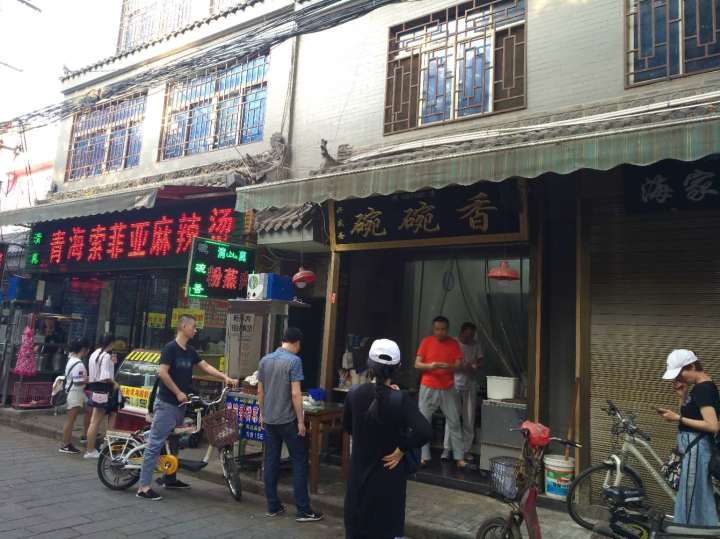 所以这里便成了更多西安人对回民小吃的