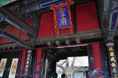 在古代中国尊孔夫子为圣人