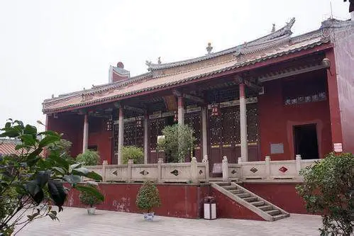 而是立即迅速的向外族侵略者投降屈服
