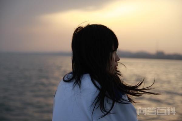 落花有意随流水,流水无情恋落花 让我恨意恒生