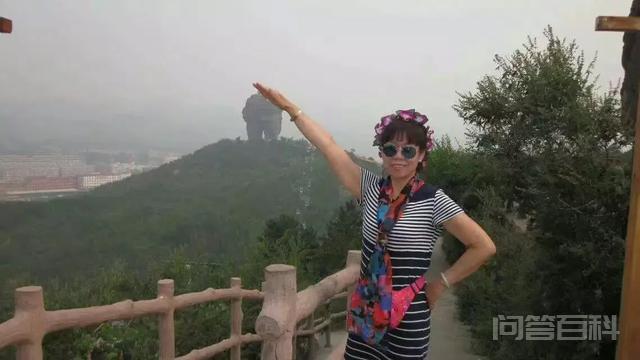建筑中轴线正好与东方的棒槌峰相对
