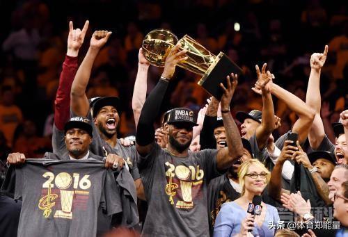 nba总决赛第七场的时候会做好两个冠军杯吗? 该奖杯一直沿用"沃尔特·A·布朗奖杯