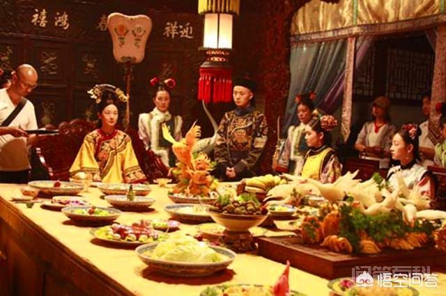 而且还要用高大上的餐具和专业的伺候团