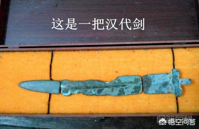 据说“越王勾践宝剑出土后光洁如新,一次可划破18层纸”,真的有人做过实验吗? 考古人挖到一把古剑