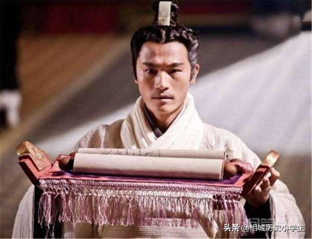 一个中年男子正瘫坐在王座上