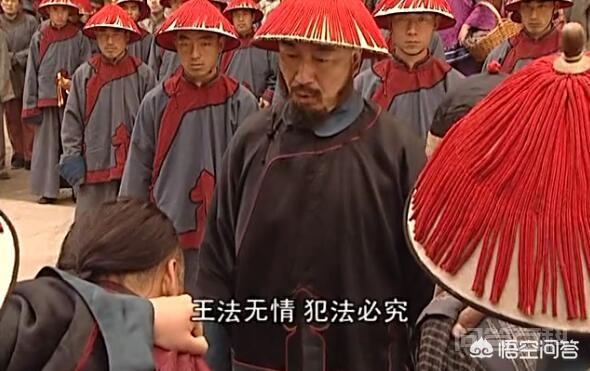 《康熙王朝》中,铁丐伍六一的义父洪家声被孝庄释放,他为何大喊让魏东亭把义父抬回? 倒不如说康熙和孝庄太后把一家老小的性
