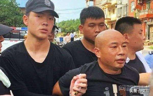江西杀3人嫌犯曾春亮落网时,警方抓捕时为何扒掉他的裤子? 扒掉曾某的裤子