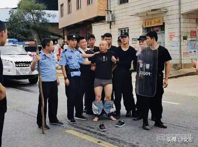 江西杀3人嫌犯曾春亮落网时,警方抓捕时为何扒掉他的裤子? 同题参见而是为防止他逃跑