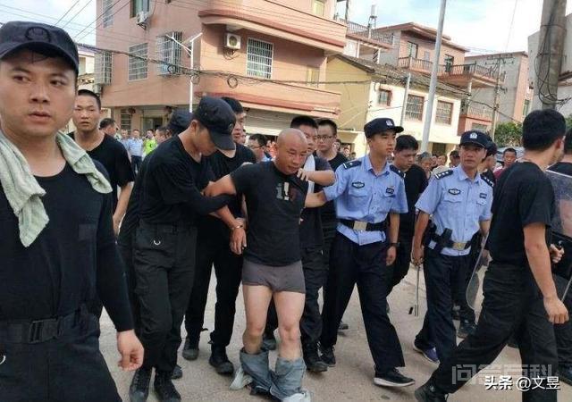 江西杀3人嫌犯曾春亮落网时,警方抓捕时为何扒掉他的裤子? 肯定不是为了羞辱他
