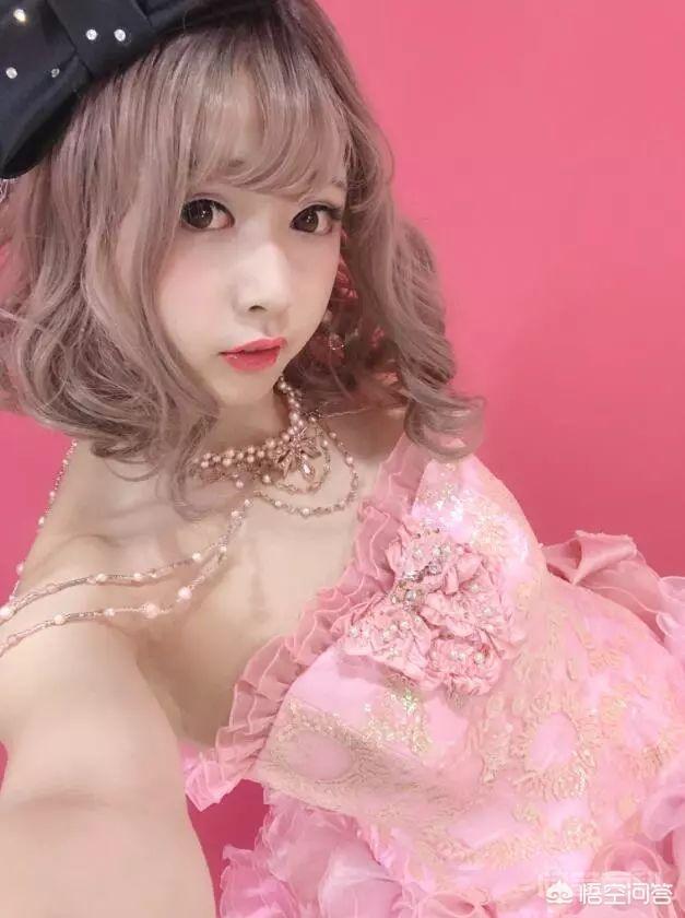 有开云手机站登录入口新手怎么玩女装大佬的事迹? 虽然这些现实中的女装大佬在很多地方都