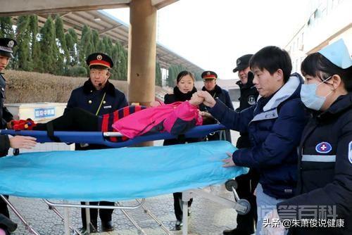 120急救车上的医护人员有义务把不能动的患者从家中抬下楼吗? 我们经常能听到120特有的呼叫声