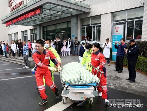 120急救车上的医护人员有义务把不能动的患者从家中抬下楼吗? 因为生活中