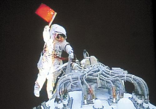 中国空间站航天员首次出舱!为何行走10米距离,却需要20分钟? 人在地球上行走 每秒钟大约行走1.2