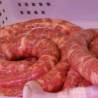 自制香肠(原味+麻辣鲜味) 用料猪腿肉 7500g白糖 少许老抽