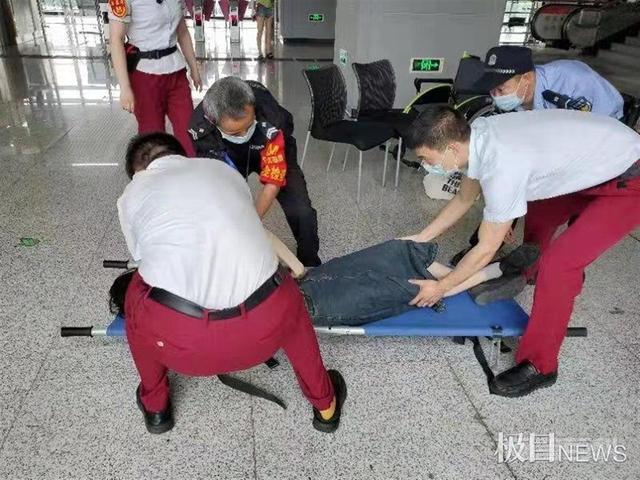 轮椅不行换担架!为抢救晕倒乘客,地铁警方用心了 极目新闻记者 孙泽宇