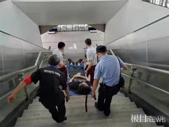 轮椅不行换担架!为抢救晕倒乘客,地铁警方用心了 通讯员 张祖华