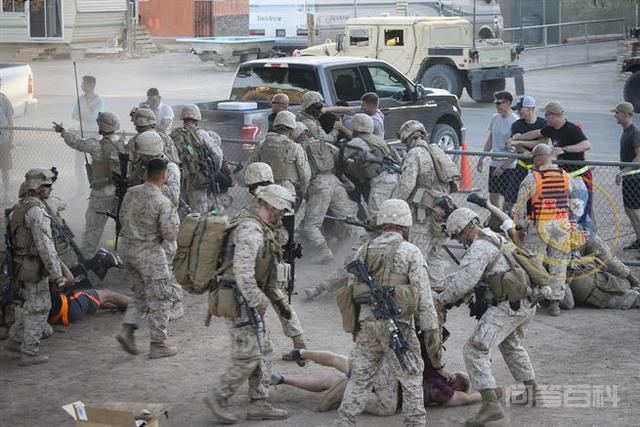 美军战术代号太多你都懂吗?大兵抬担架运送平民这是啥课目? 美国海军陆战队在亚利桑那州尤马的基瓦