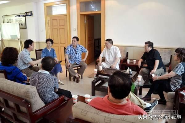 四川人管“聊天”叫“摆龙门阵”,安徽人管“聊天”叫“叙话”,你们老家聊天叫啥? 在我们老家(江西宜丰)