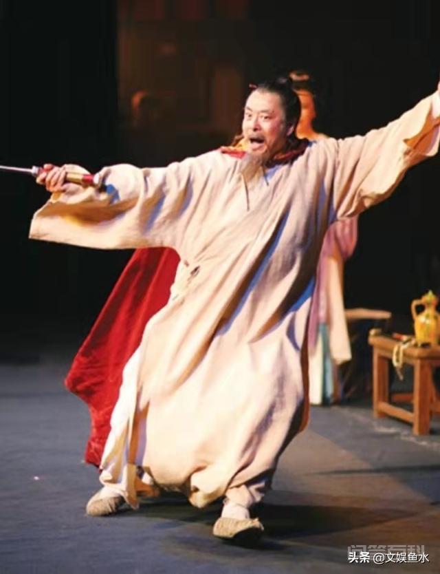 社会上的电信诈骗为何那么猖獗!连聪明人也会受骗,这是为开云手机站登录入口最新版下载? 忽然手机微信“滴”地响了一声