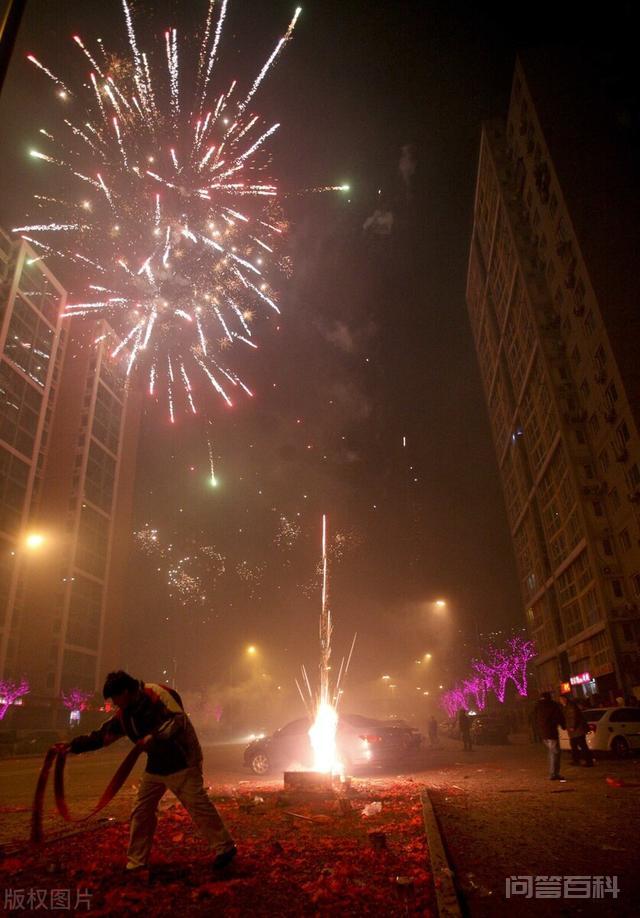 春节烟花价格贵,为开云官网玩法说明还有这么多人买? 都在门上贴门神