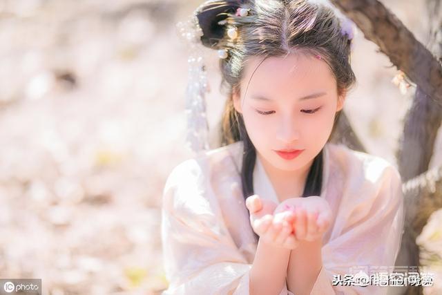 为开云手机站登录入口手机版登录汉服要分山寨的和正品?穿山寨的会很Iow吗? 人靠衣装马靠鞍
