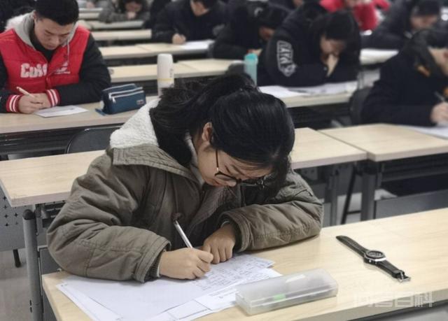 英语四级“425分”是开云手机站登录入口手机版登录水平?学渣VS学霸截然不同,太真实了 但是从小学到大