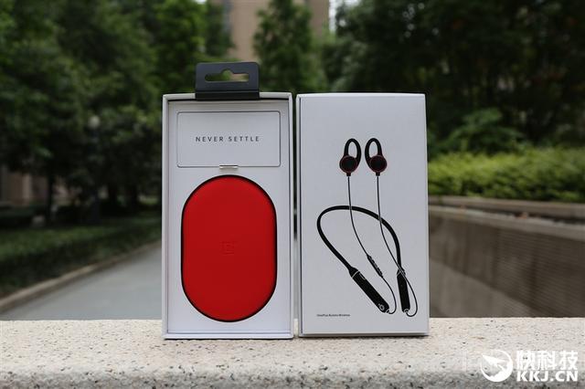 而耳机则是向无线方式迈进