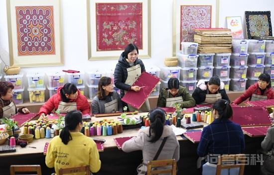 擦亮千年壮绣 魔豆妈妈蓝淋用非遗手艺带领当地绣娘走上脱贫之路 蓝淋是广西壮族自治区南宁市马山县“壮