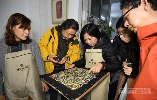 擦亮千年壮绣 魔豆妈妈蓝淋用非遗手艺带领当地绣娘走上脱贫之路 并带领当地绣娘通过壮绣走上脱贫之路