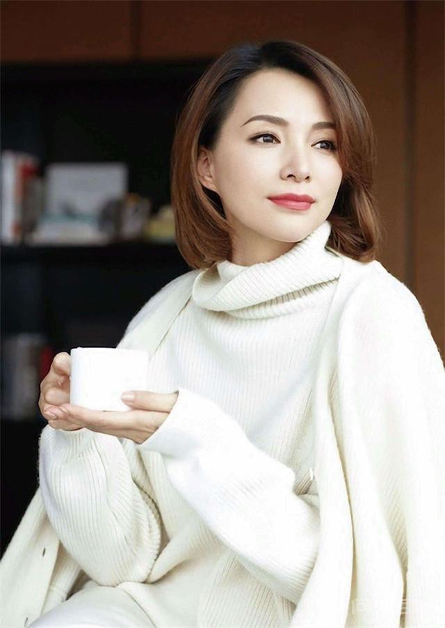 央视10大美女主持人,个个才貌双全,董卿知性,海霞端庄 月季都很美