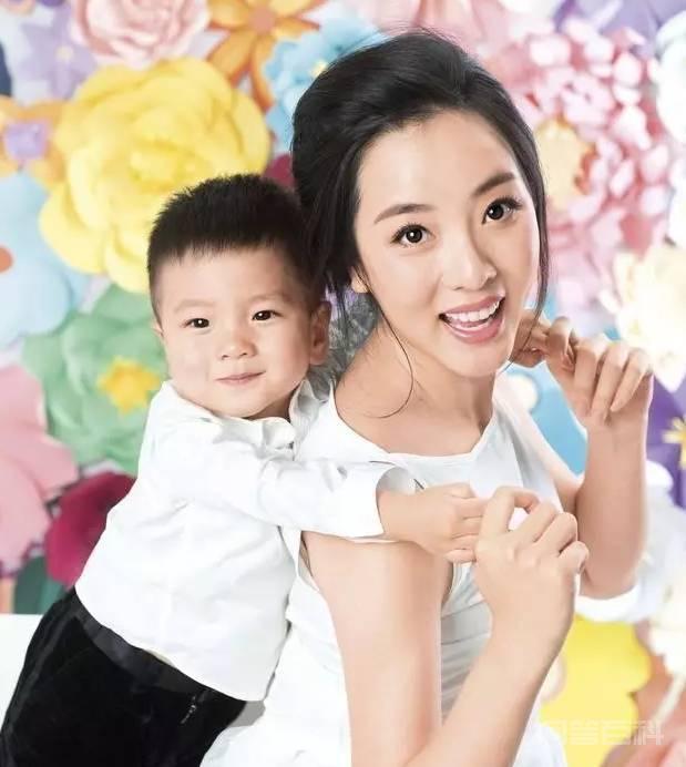 央视10大美女主持人,个个才貌双全,董卿知性,海霞端庄 随着央视推出的“央视boy”组合和“