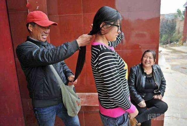 有人专门到农村收头发,一尺三百元,这利润很大吗?答案来了 离开家乡也快整整三年了