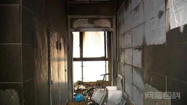 小伙挨家敲门叫醒邻居
