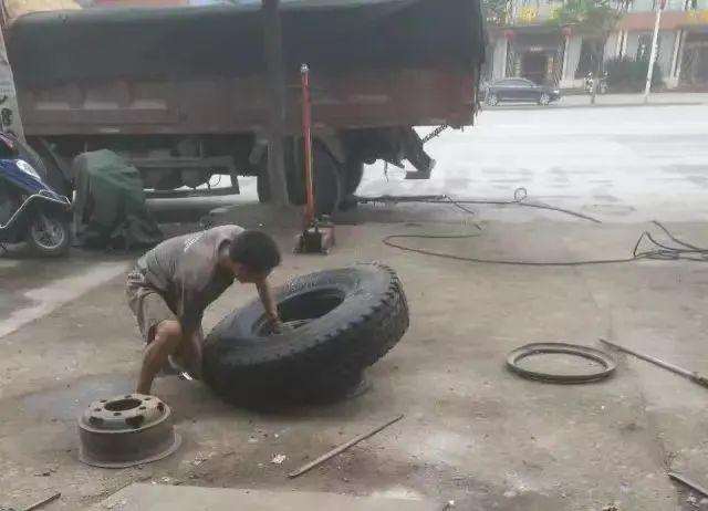 又倒下了一个!请别再作践低价补胎 一位轮胎师傅在工作时