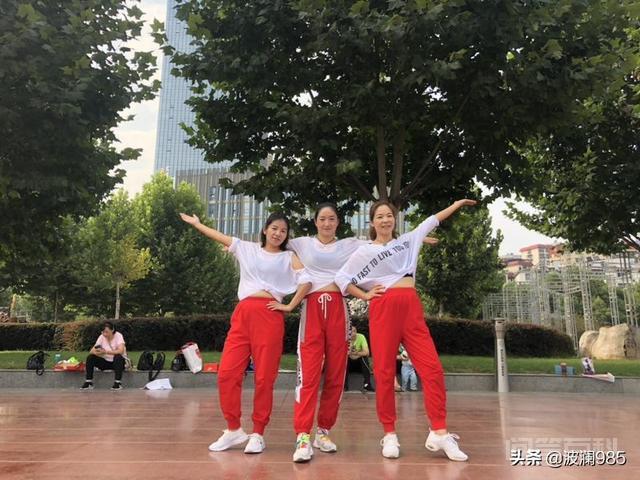 广场舞的魅力何在? 广场舞的魅力在于以下几个方面:
