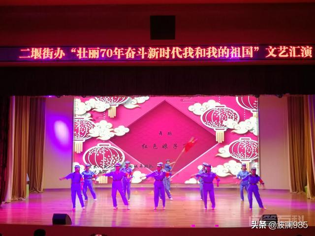 广场舞的魅力何在? 音响声音稍微小一点)