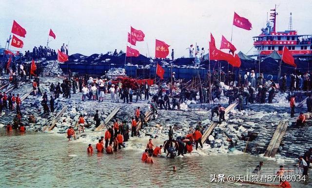 《为了谁》这首歌曲是如何在98年抗洪成为传唱歌曲的? 长江流域发生了多年以来的特大洪水