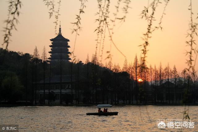 当年雷峰塔突然坍塌,专家在塔底挖出一个装有蜈蚣的盒子,你怎么看? 说是在2001年