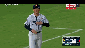 而扔球和接球的人