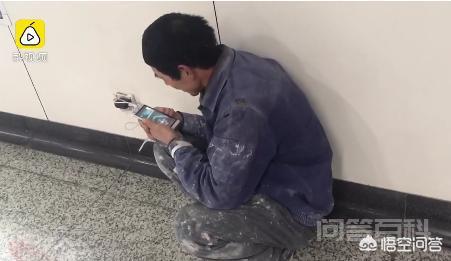 如何看待河南农民工上海地铁内蹲着蹭wifi,为了和老婆视频电话这件事? 现如今有一个词叫鄙视链