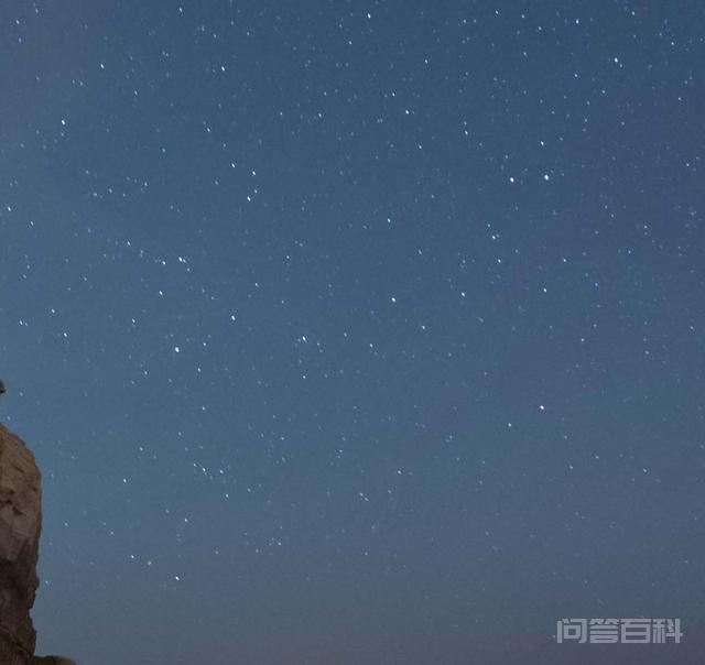 四周原本透明的海水也变得星光璀璨