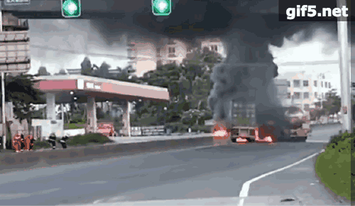 一辆满载汽油的油罐车发生爆炸,其威力有多大? 就有可能会发生爆燃甚至爆炸事故