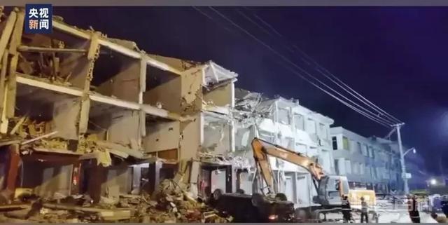 一辆满载汽油的油罐车发生爆炸,其威力有多大? 一般就是椭圆柱体