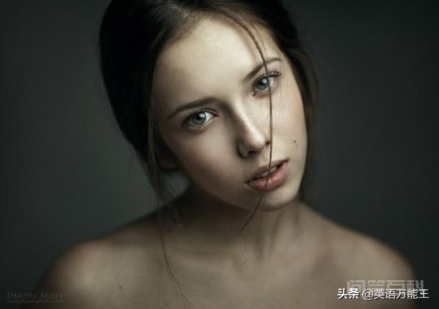 对于你提出如何用英语描述面部细节和人