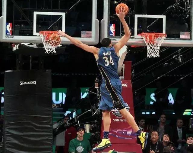 篮板上沿神话 NBA从来不缺弹跳能力超强的弹簧人