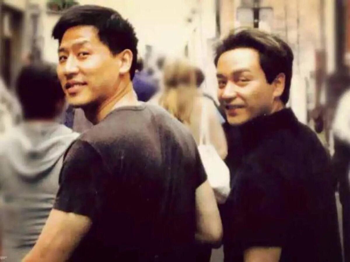 张国荣65岁冥寿:至今未婚的唐鹤德,凌晨发旧照深切怀念 张国荣当年没有从文化东方酒店跳下去