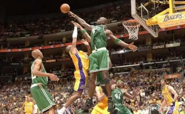 摸到篮板上沿有多难?NBA这么多年仅一人做到,过程相当暴力! NBA是美国的篮球联盟