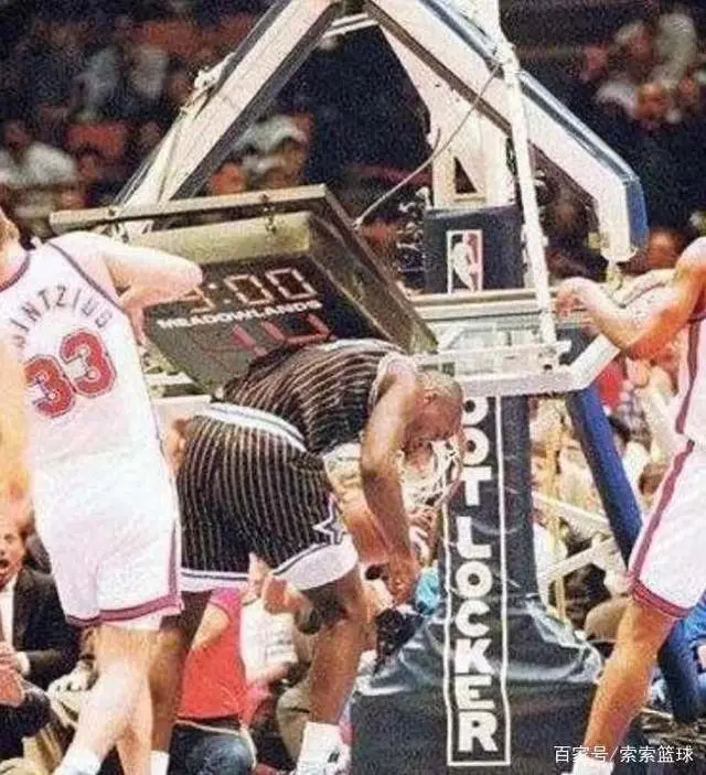 摸到篮板上沿有多难?NBA这么多年仅一人做到,过程相当暴力! 同题参见